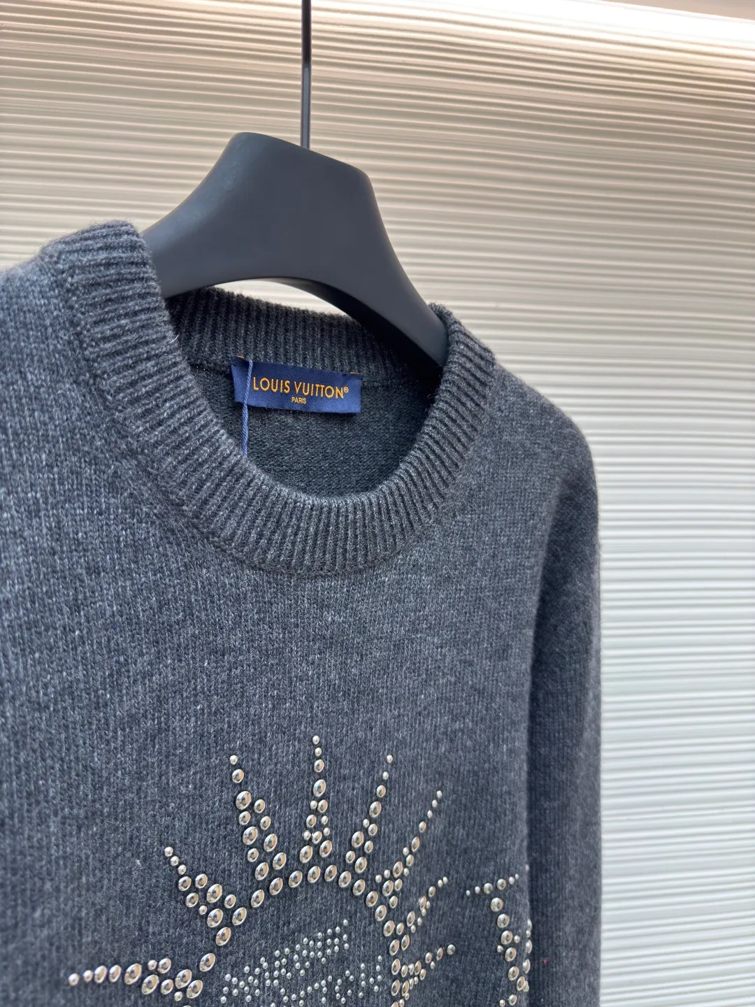LOUIS VUITTON Sun-permed woolen sweater ●Authentic product: Purchased and developed at 16600 ●Item No.: 1680608-B70 ●Fabric: wool fabric ●Technology: Perm-perm production ●Version: Fitted version ●Weight: about 645 grams ●Size: XS-S-M-L ●Description: Zhenpin goat hair is woven, and the woolen wool fabric has very good thermal insulation properties. Due to the natural warmth of the wool fiber, the woolen wool fabric can stay warm in the cold winter; in addition, the woolen wool fabric has good breathability, even in a humid environment. You won’t feel stuffy. Secondly, woolen wool fabrics are also very soft and comfortable. Due to the natural softness of wool fibers, woolen wool fabrics are very soft to the touch and very comfortable to wear. Also, the texture of woolen wool fabrics is also very soft and will not irritate the skin. This ironing drill is extremely heavy-duty. There are 6 groups of beads of different sizes on it, so it is particularly easy to move. The overall workmanship is very complex. Heat-capacitive glue is added to the embroidery. It needs to be hot-glued to ensure quality. The checkerboard pattern needs to be positioned so it is fast. Each process of the whole dress is slow and time-consuming. The overall wiring is straight and delicate, the fabric is comfortable and soft, and the color is consistent without color difference. It can be matched with the same style to create a fashionable look and control various occasions. Customized accessories, complete three standards, the same style for men and women!